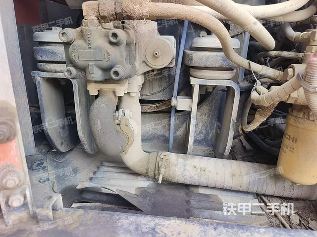 液压泵舱室正面整体（整机外观）