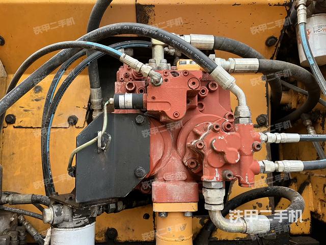 液压泵舱室正面整体（整机外观）