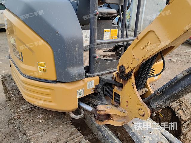 液压泵舱室正面整体（整机外观）