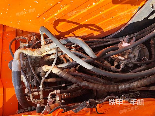 回转马达和主控阀（整机外观）