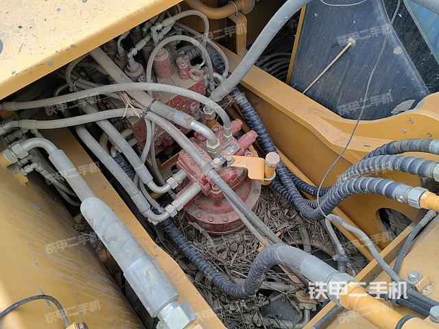 回转马达和主控阀（整机外观）