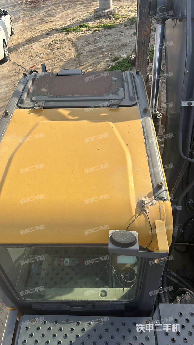 驾驶室顶部（整机外观）