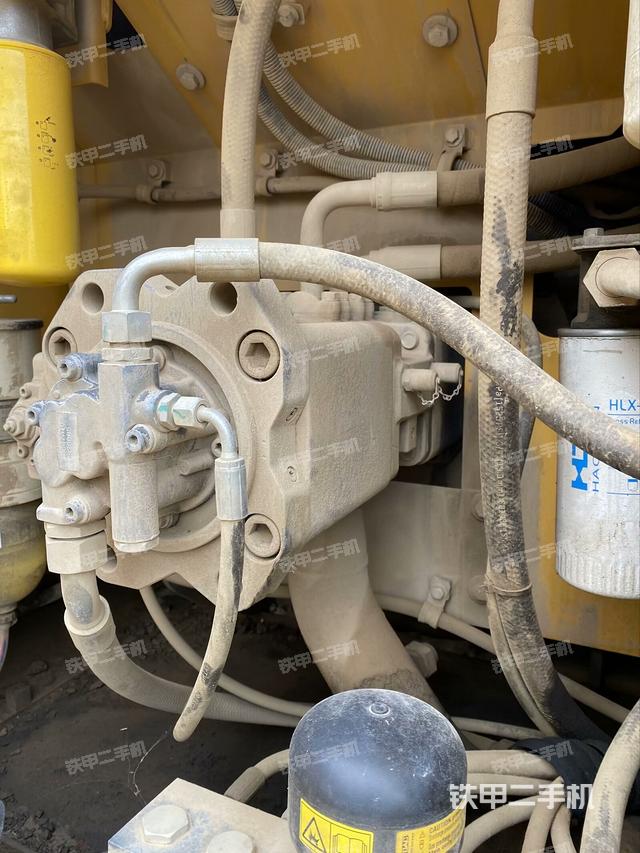 液压泵舱室正面整体（整机外观）