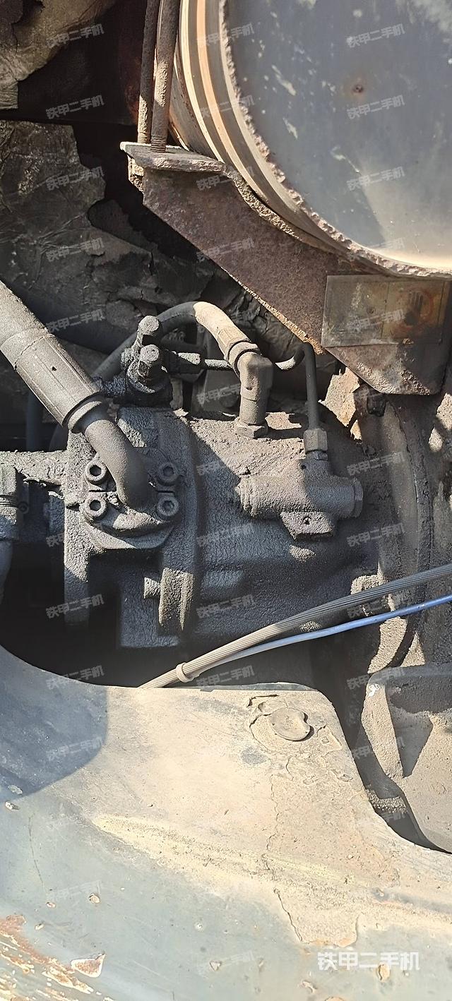 液压泵舱室正面整体（整机外观）