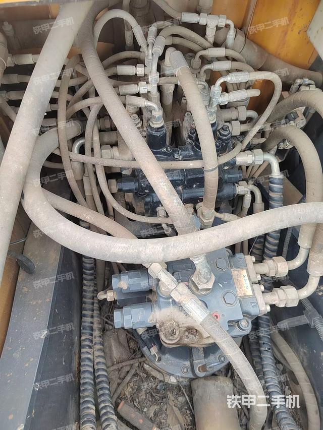 回转马达和主控阀（整机外观）