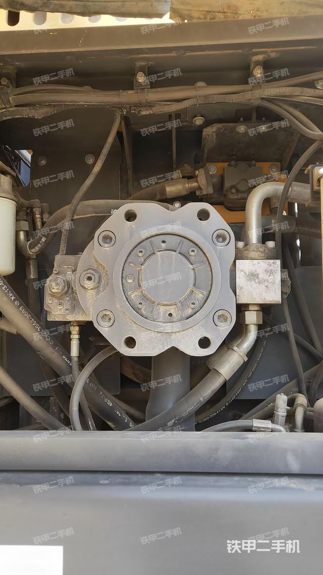 液压泵舱室正面整体（整机外观）