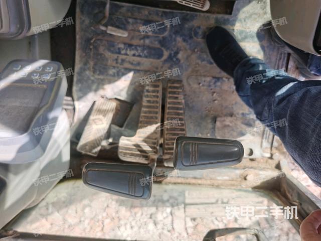 行走控制手柄和踏板?俯拍（駕駛室部分）