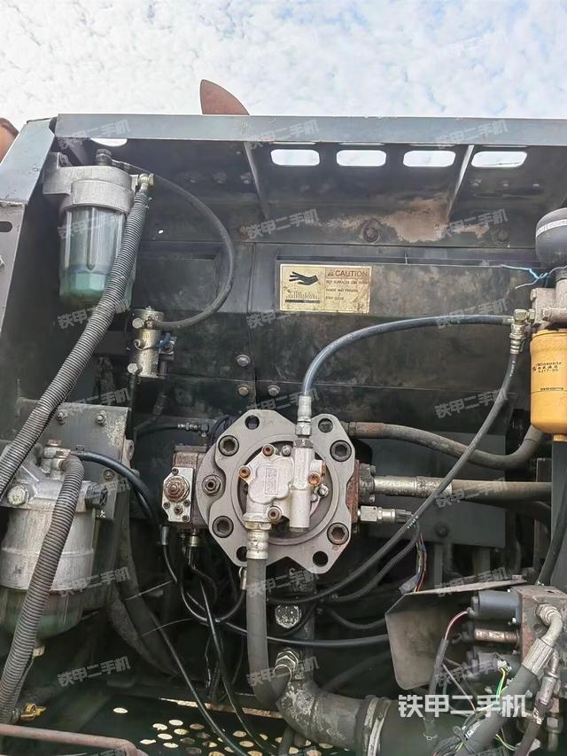 液压泵舱室正面整体（整机外观）