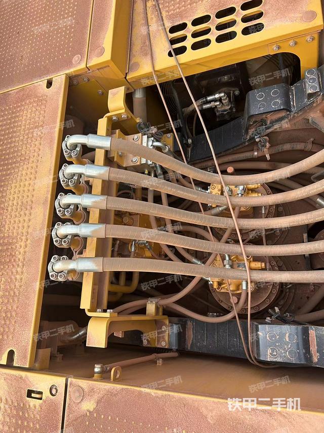 回转马达和主控阀（整机外观）