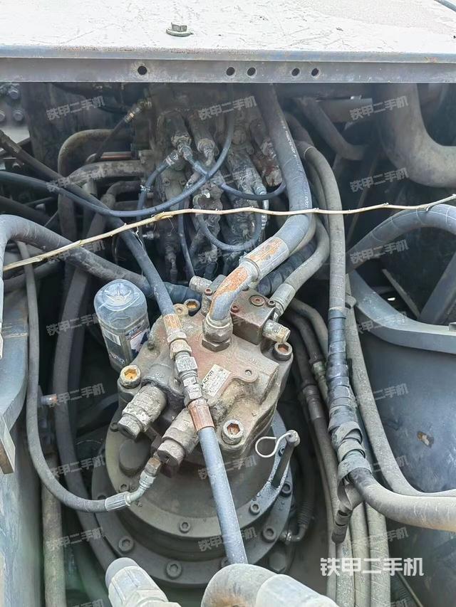 回转马达和主控阀（整机外观）