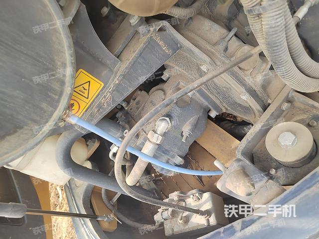 液压泵舱室正面整体（整机外观）