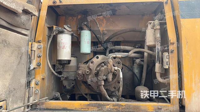 液压泵舱室正面整体（整机外观）