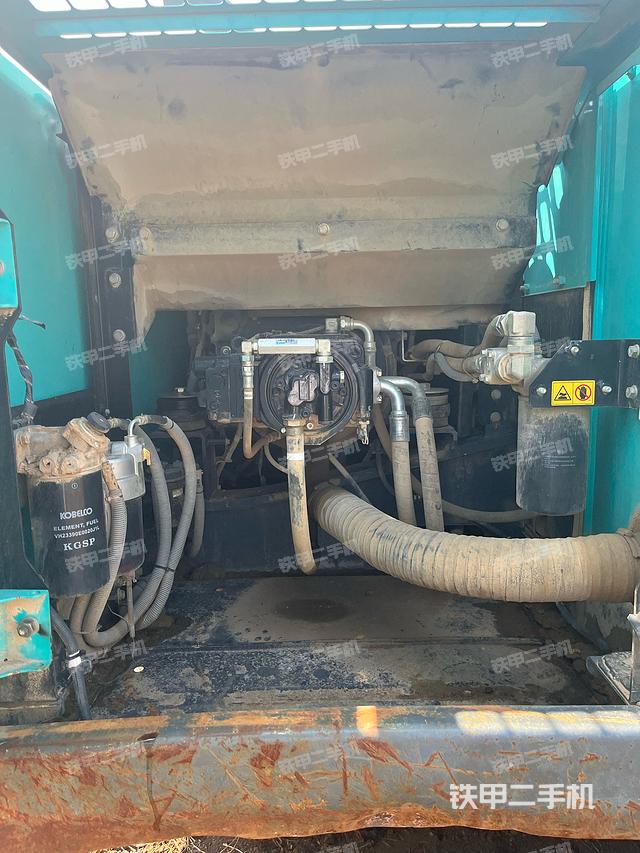 液压泵舱室正面整体（整机外观）