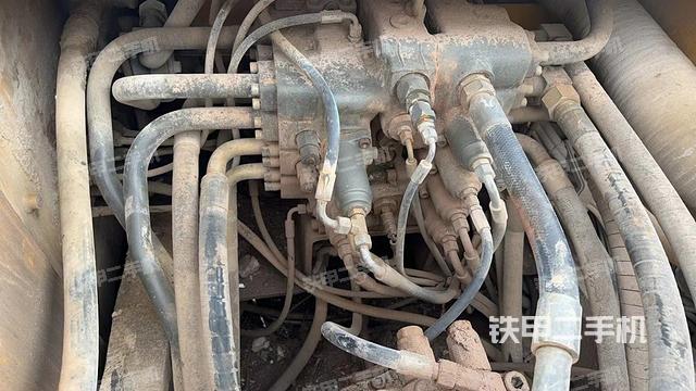 回转马达和主控阀（整机外观）