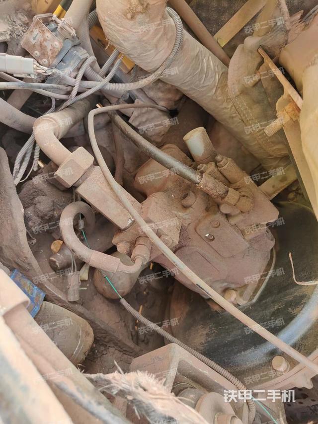 液压泵舱室正面整体（整机外观）