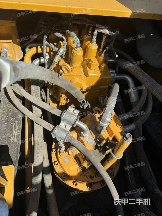 回转马达和主控阀（整机外观）