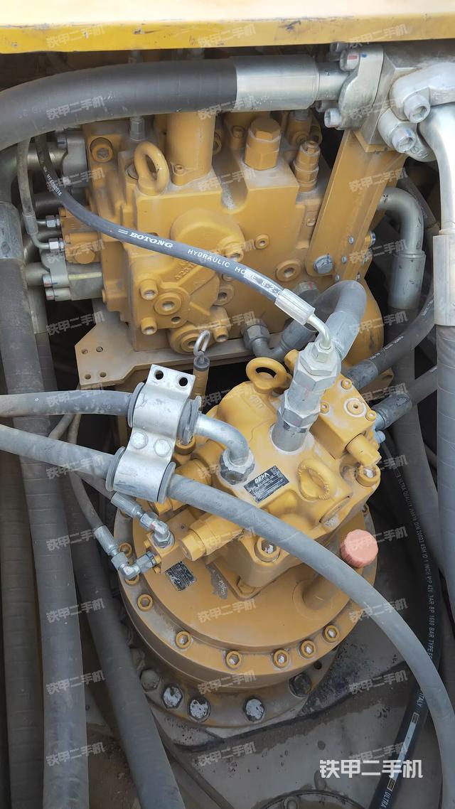 回转马达和主控阀（整机外观）