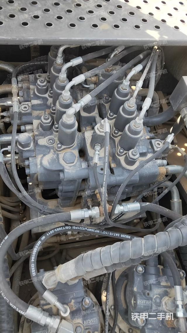 回转马达和主控阀（整机外观）