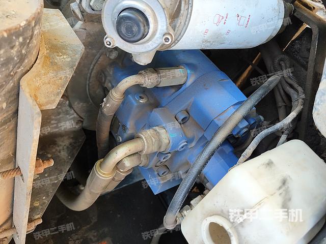 液压泵舱室正面整体（整机外观）