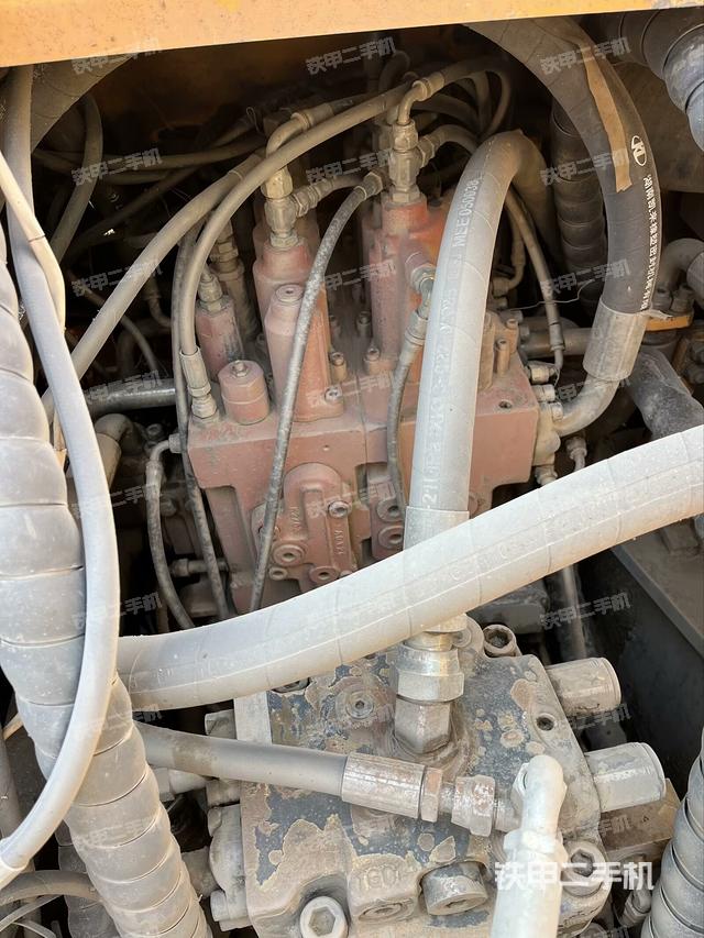 回转马达和主控阀（整机外观）