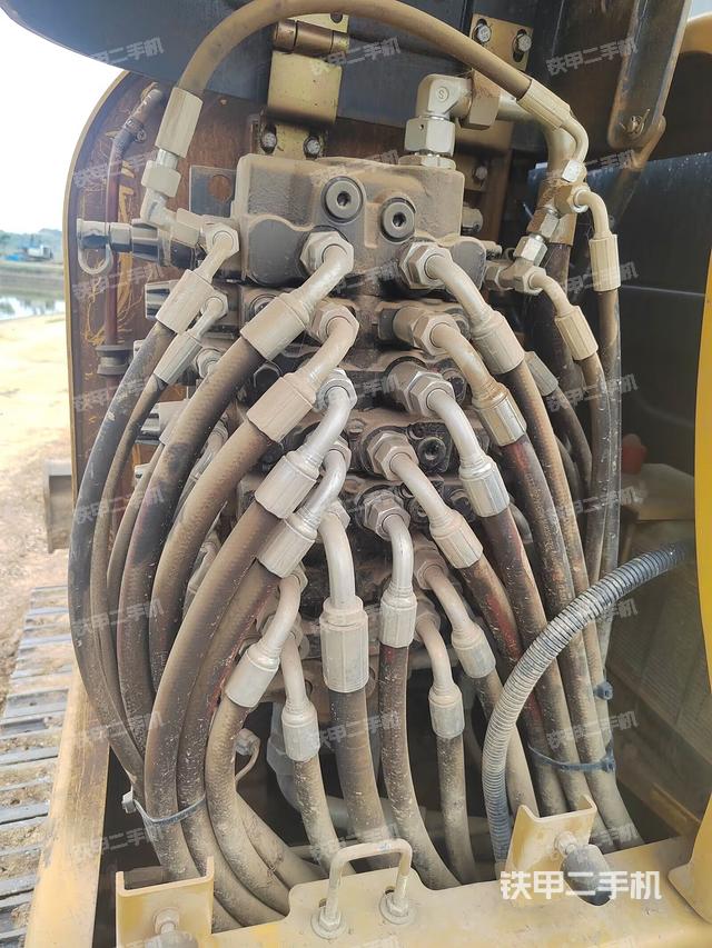 回转马达和主控阀（整机外观）