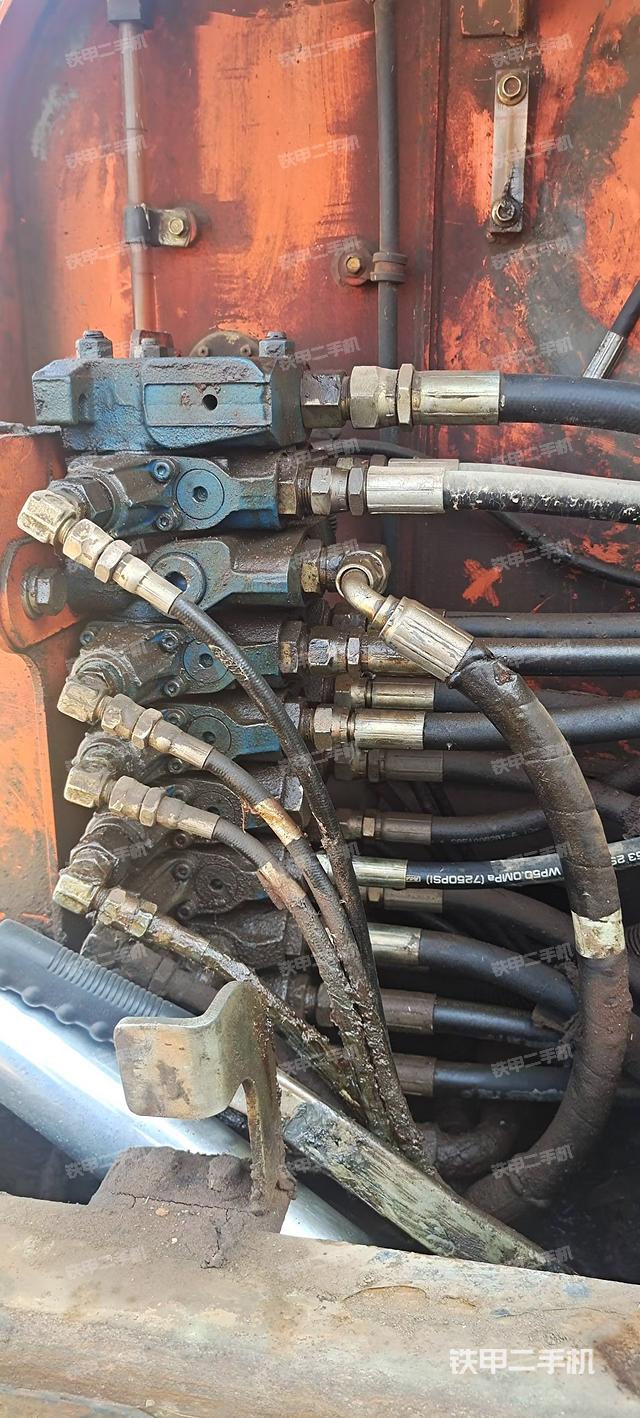 回转马达和主控阀（整机外观）