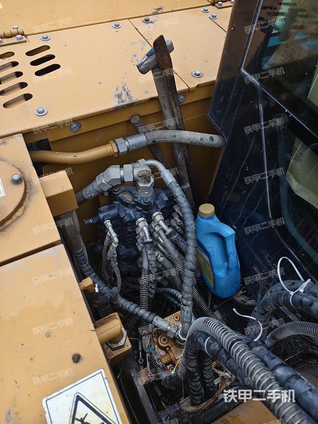 回转马达和主控阀（整机外观）