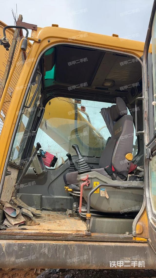 驾驶室顶部（整机外观）