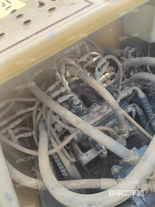 回转马达和主控阀（整机外观）