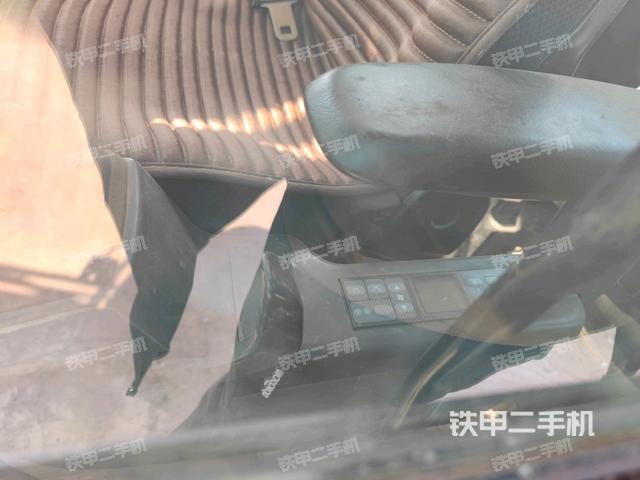 座椅右側(cè)控制臺(tái)/鑰匙門(mén)/油門(mén)/含右手柄（駕駛室部分）