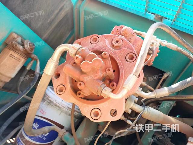 液压泵舱室正面整体（整机外观）