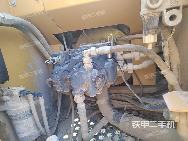 液压泵舱室正面整体（整机外观）