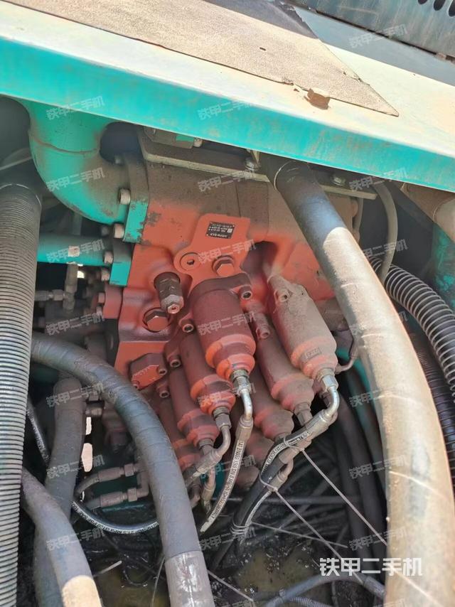 回转马达和主控阀（整机外观）