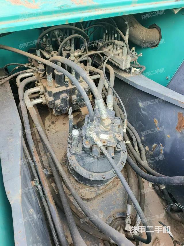 回转马达和主控阀（整机外观）