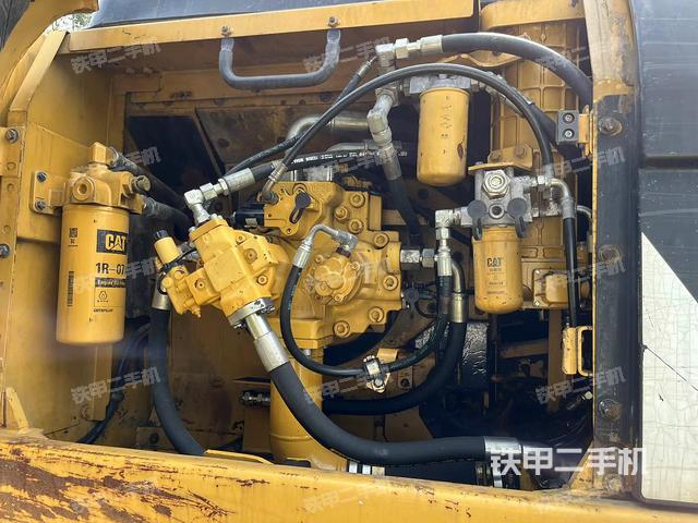 液压泵舱室正面整体（整机外观）