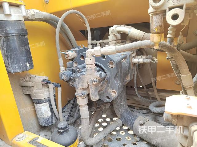 液压泵舱室正面整体（整机外观）