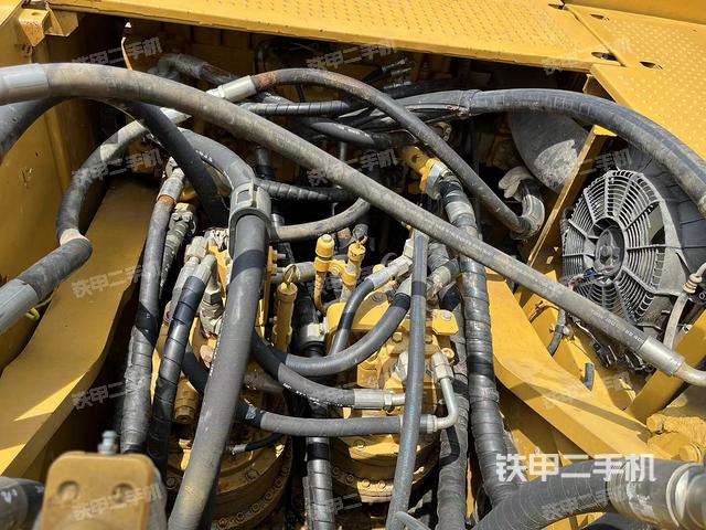 回转马达和主控阀（整机外观）