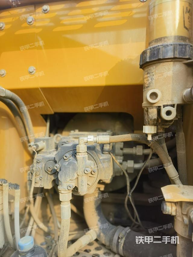 液压泵舱室正面整体（整机外观）