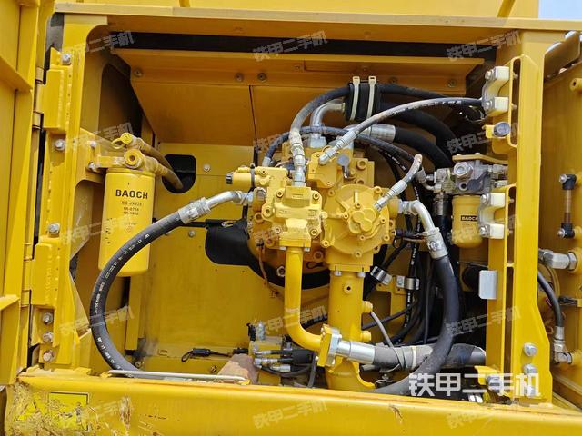 液压泵舱室正面整体（整机外观）