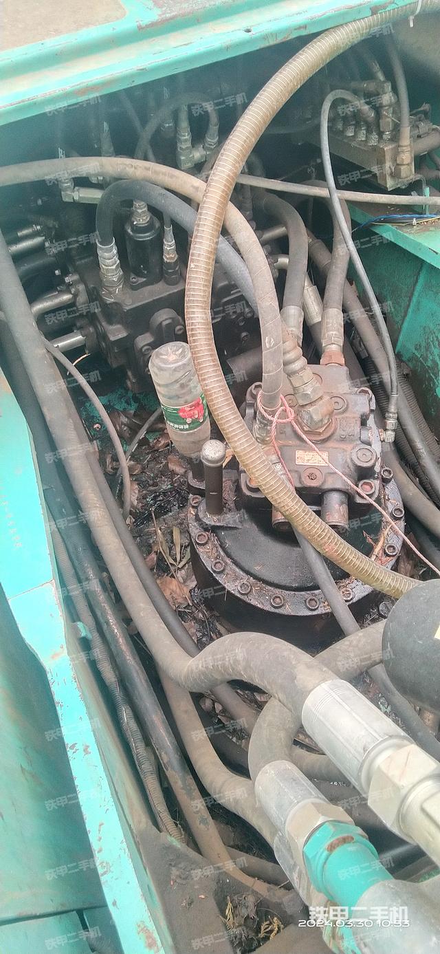 回转马达和主控阀（整机外观）