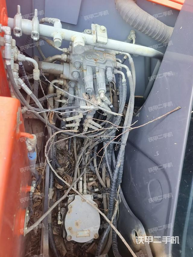 回转马达和主控阀（整机外观）