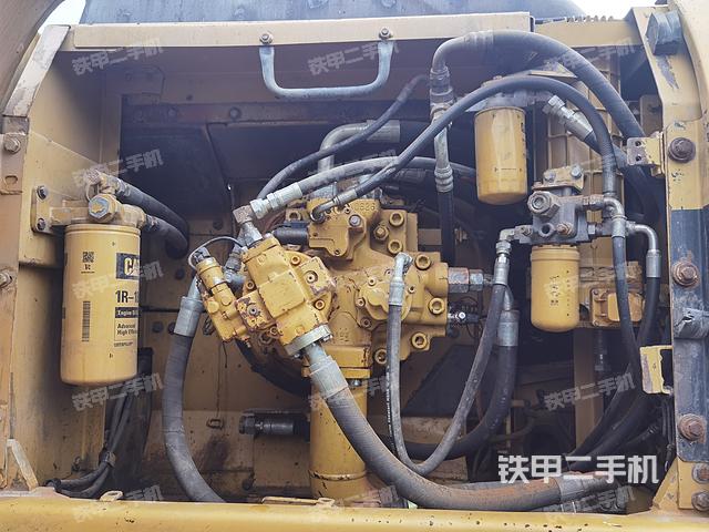 液压泵舱室正面整体（整机外观）