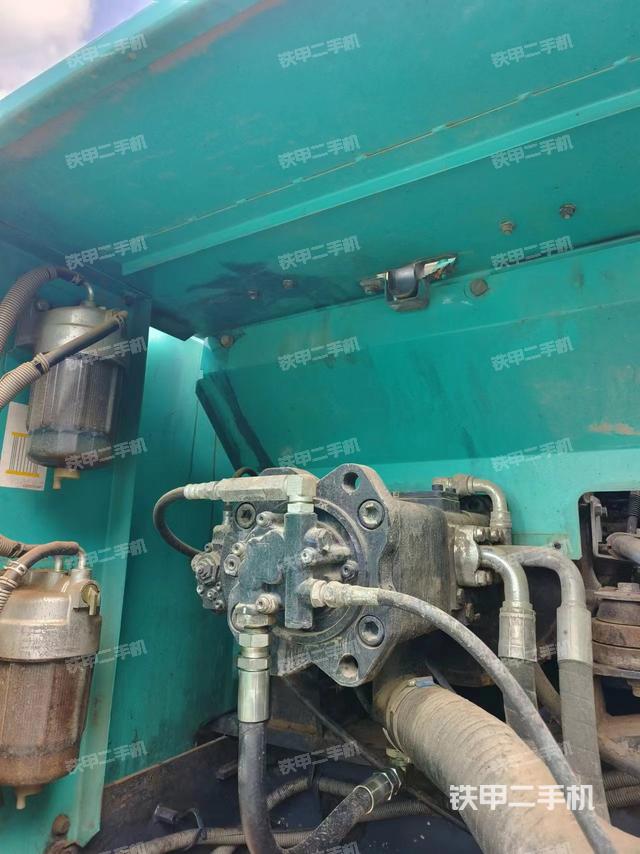 液压泵舱室正面整体（整机外观）