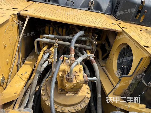 回转马达和主控阀（整机外观）