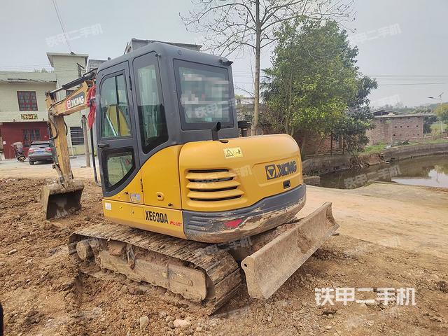 驾驶室顶部（整机外观）