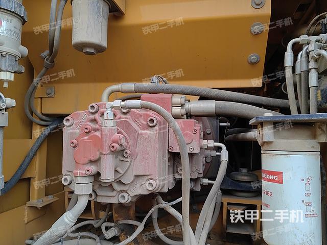 液压泵舱室正面整体（整机外观）