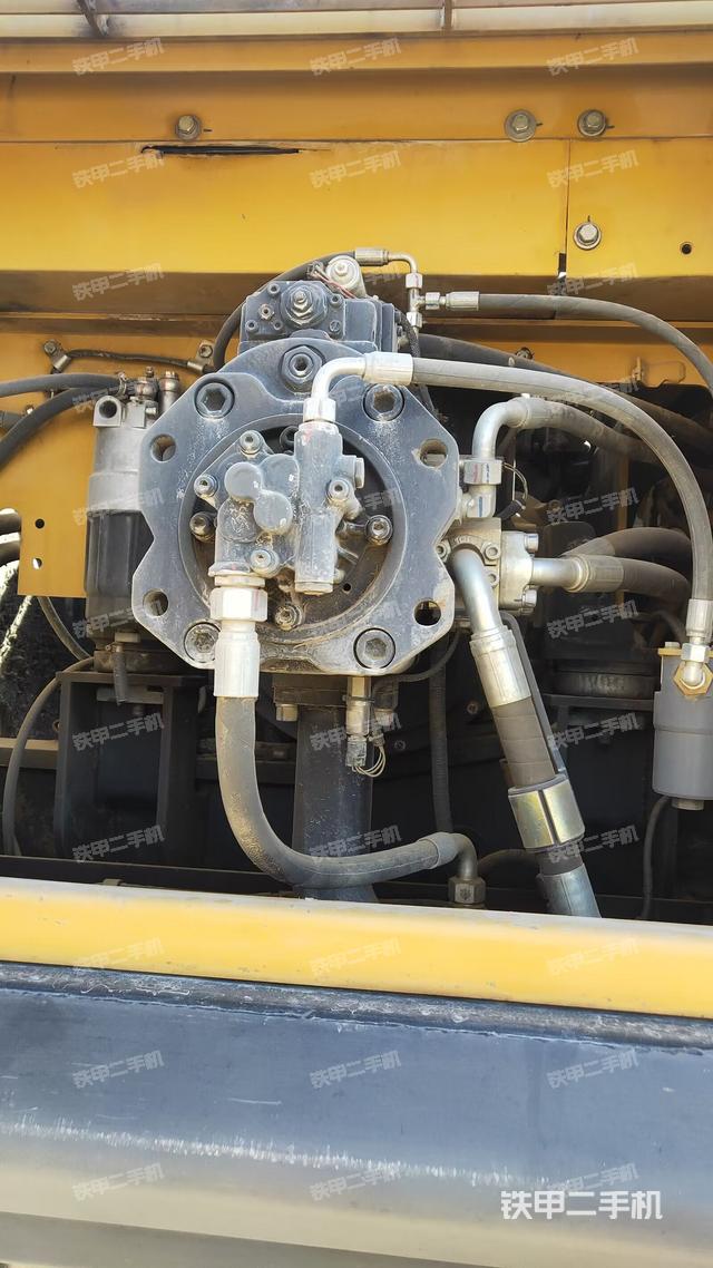 液压泵舱室正面整体（整机外观）