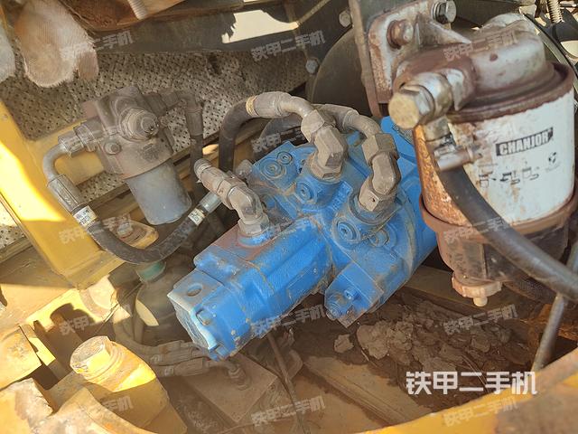 液压泵舱室正面整体（整机外观）