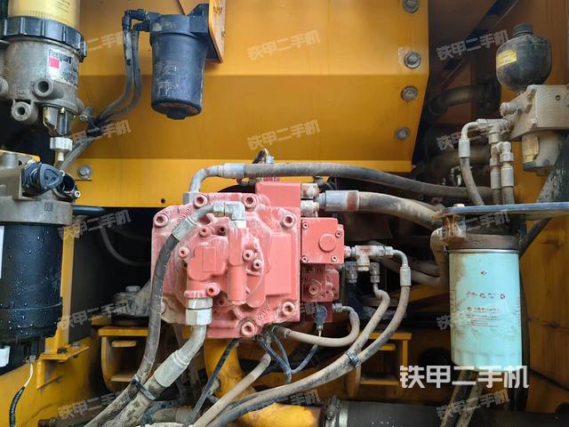 液压泵舱室正面整体（整机外观）