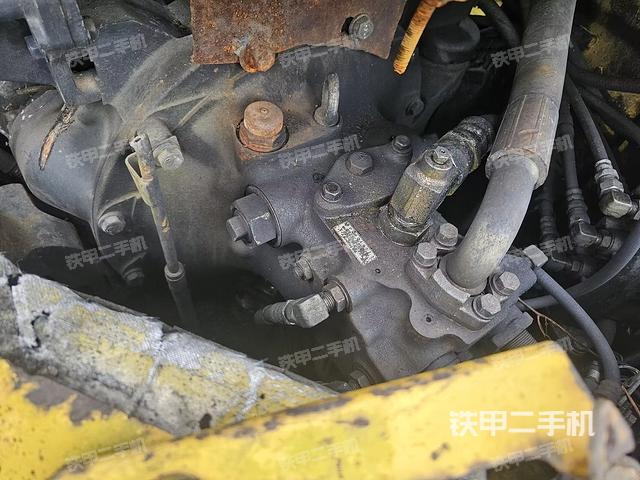 液压泵舱室正面整体（整机外观）